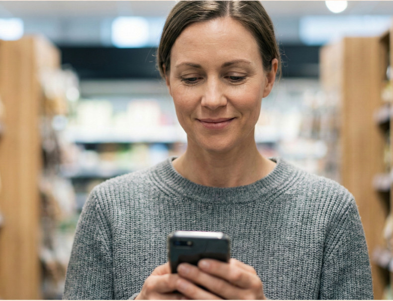 Illustrerar hur en kvinna hade kunnat se ut efter att ha använd TryggtBesöks guider, vilka är gjorda med TryggtBesöks process för kognitiv inkludering