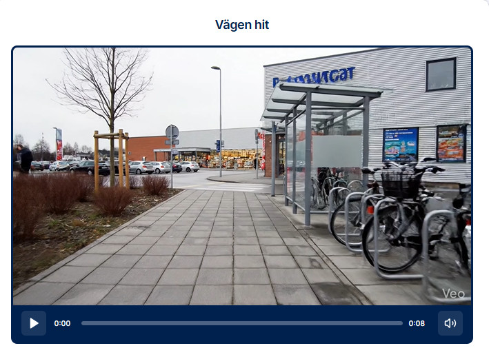 En video inuti TryggtBesöks guider som visar vägen från närmsta kollektivmedel till butiksentrén.